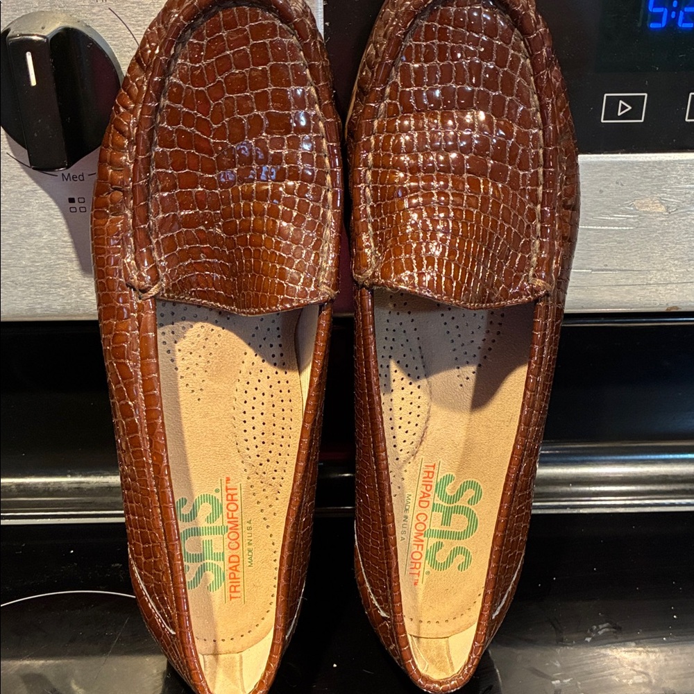 SAS women’s Chestnut Brown Croc-Embossed Slip-On Loafers